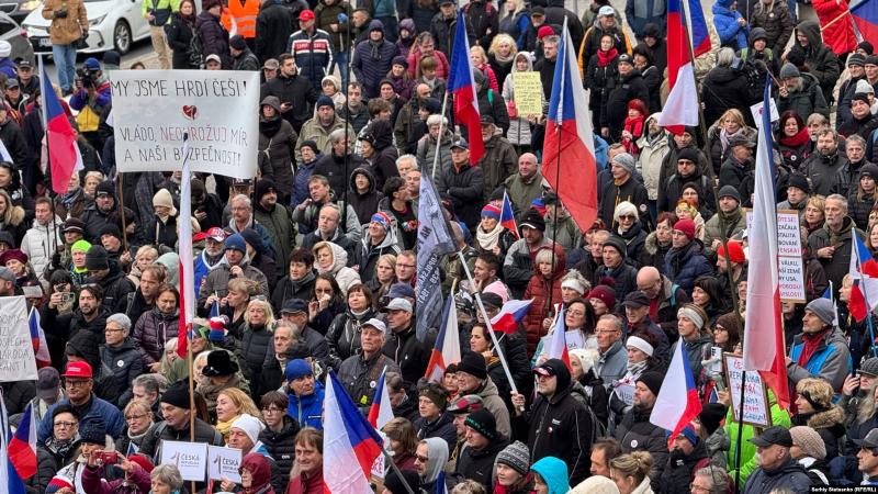 У столиці Чехії, Празі, протестуючі висловлювали вимогу прибрати український прапор з фасаду Національного музею.