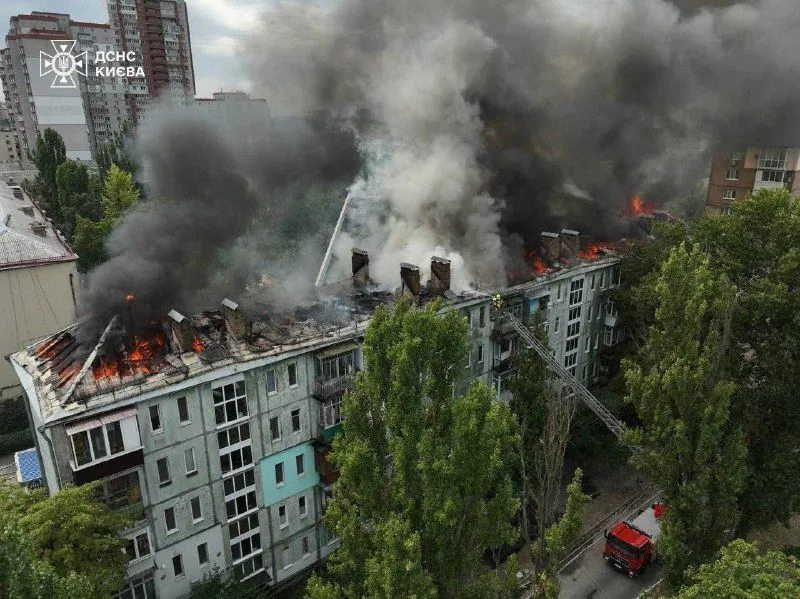 Пожежу на даху п'ятиповерхового будинку в Києві вдалося локалізувати | УНН