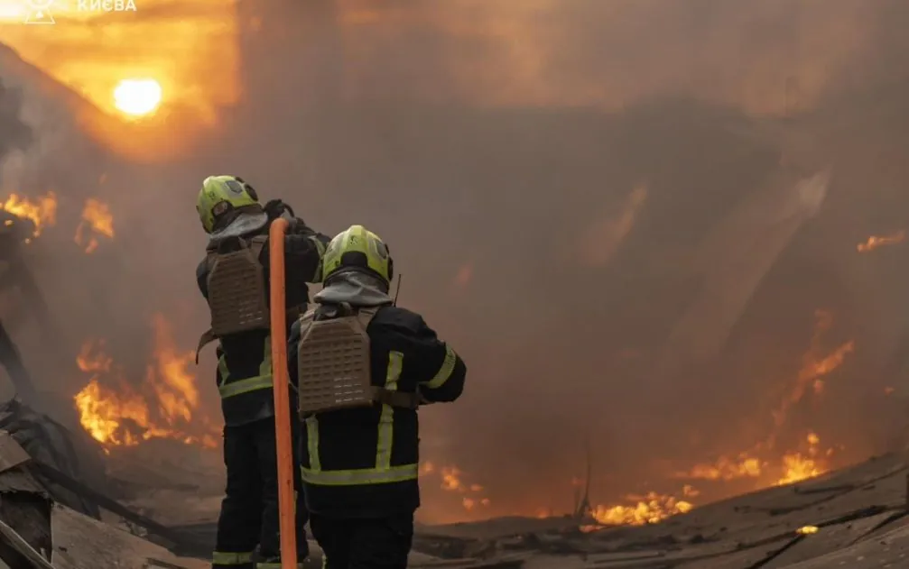 Рятувальники оприлюднили відео ліквідації наслідків ворожої атаки на Київ | УНН