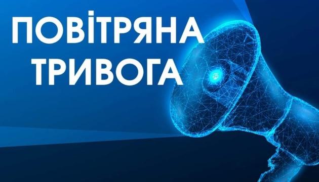 У кількох регіонах України введено повітряну тривогу через потенційну загрозу з боку балістичних ракет.