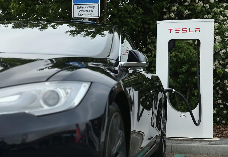 Безліч апартаментів, електромобілі Tesla та впливові зв’язки: чим насправді займаються лікарі медико-соціальної експертної комісії та їхні нащадки.