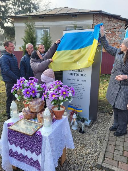 В Діброві встановили пам'ятник на честь загиблого військовослужбовця Михайла Вінтоняка.