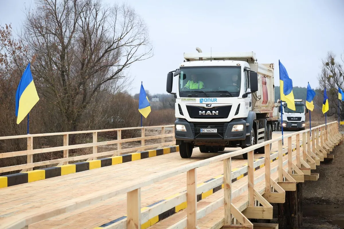 У Київській області запустили рух по новому тимчасовому мосту через річку Тетерів | УНН